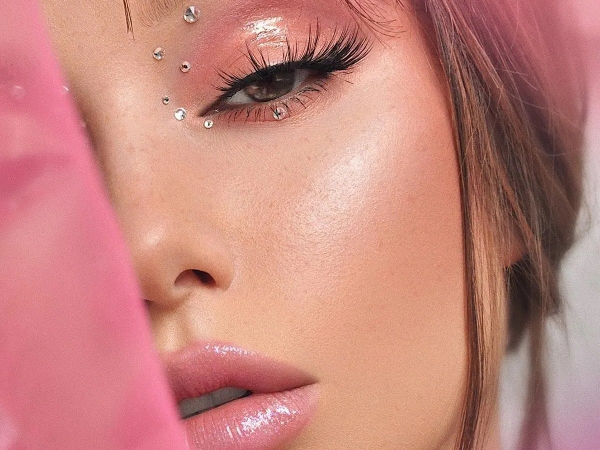 میکاپ نرگس فروهنده در اصفهان برای رضایت مشتریان خود چه اقداماتی را انجام میدهد؟